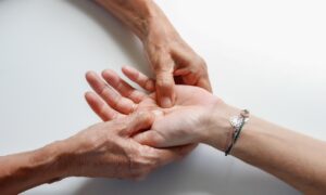 白髪ケアにおける頭皮マッサージ併用の効果とは？