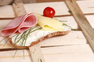 白髪ケアに必要な食事と栄養が素足りない場合の対策は？