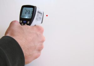 白髪ケアに最適なドライヤーの温度は推奨されているのはどれですか？