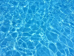 白髪ケアに最適なプールでの塩素対策と色落ち防止法は？