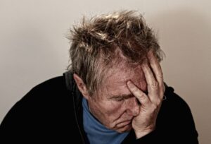 白髪ケアをして清潔感を出すシニア男性のためのコツは？