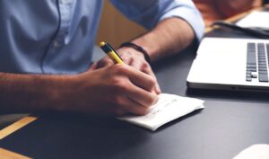 白髪ケアで一時着色した帽子を取る時の注意点は？
