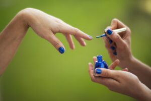 白髪ケアにおけるヘアマニキュアの頭皮につかない塗り方は？