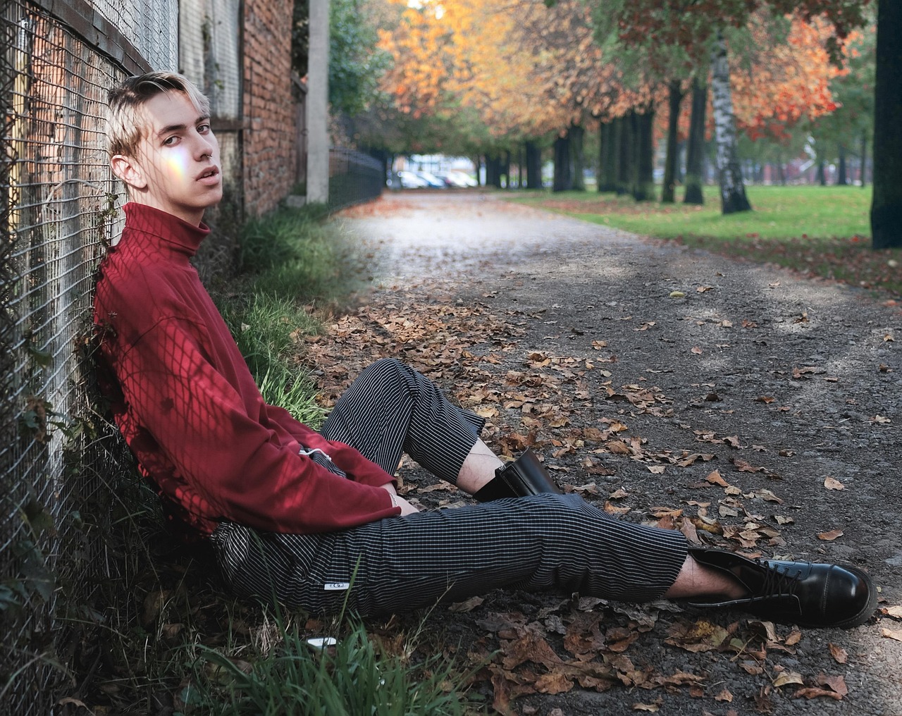 白髪ケアでは白髪を切るのと染めるどっちが効果的？