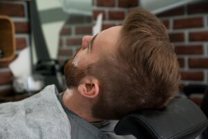 白髪ケアのカラー後に美容院でシャンプーを頼むべきか？