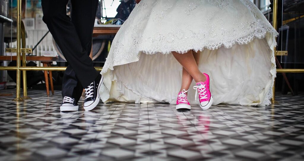 白髪ケアで若々しい色を保つ新婦の母のための結婚式準備は？