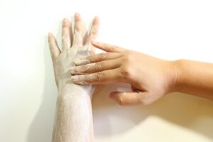 白髪ケアを葬式前日に自宅で整える方法は？