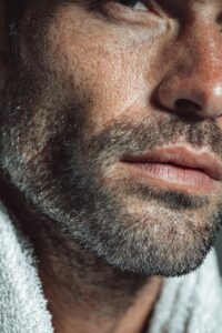 白髪ケアはベリーショート男性に自然に仕上げるためのコツは？