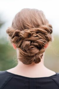 白髪ケアをしながらパーマヘアの色ムラを目立ちにくくする方法は？