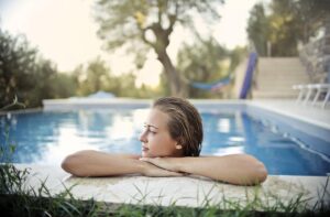 白髪ケアをしながらボブにする女性は、若見えする色はどれ？